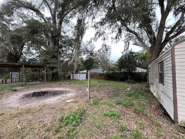 view of yard featuring a storage shed