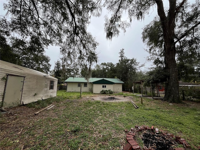 view of yard featuring a fire pit