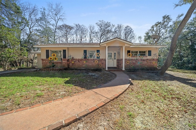 ranch-style house featuring a front lawn