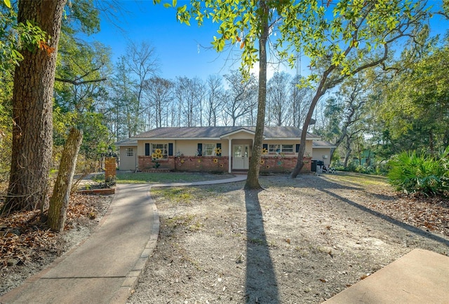 ranch-style home with a porch