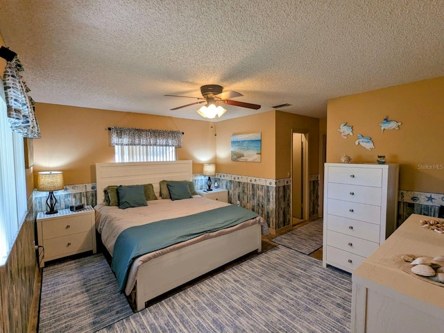 bedroom featuring ceiling fan and a textured ceiling