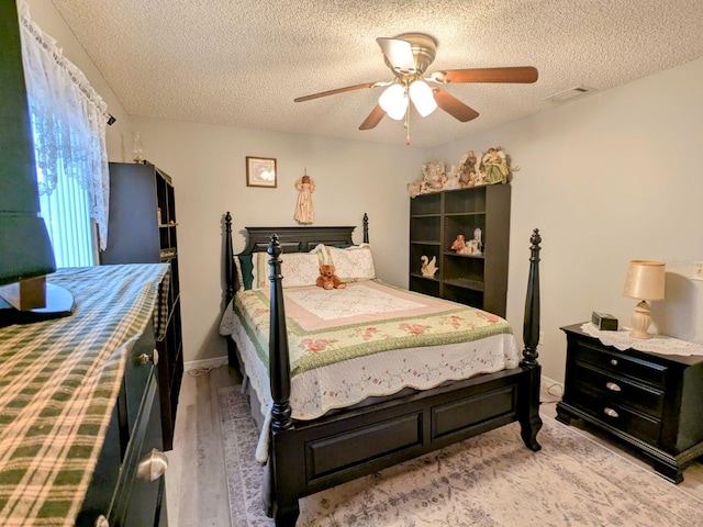 bedroom featuring ceiling fan and a textured ceiling