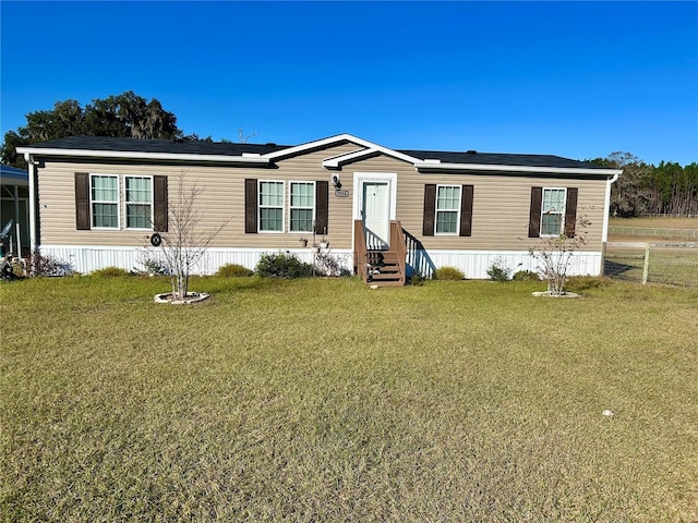 manufactured / mobile home featuring a front yard