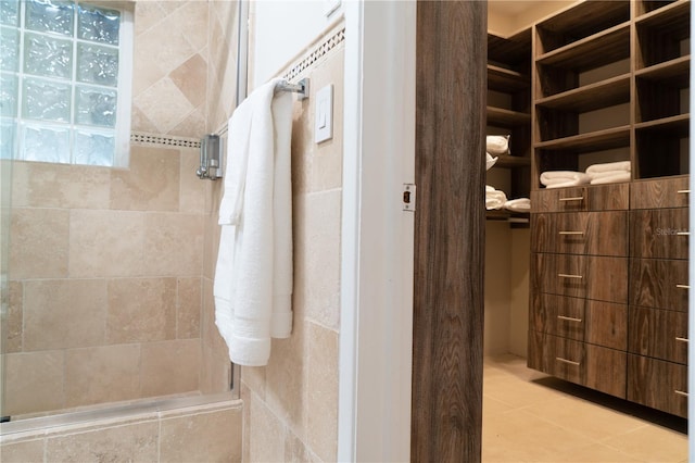 bathroom featuring tiled shower