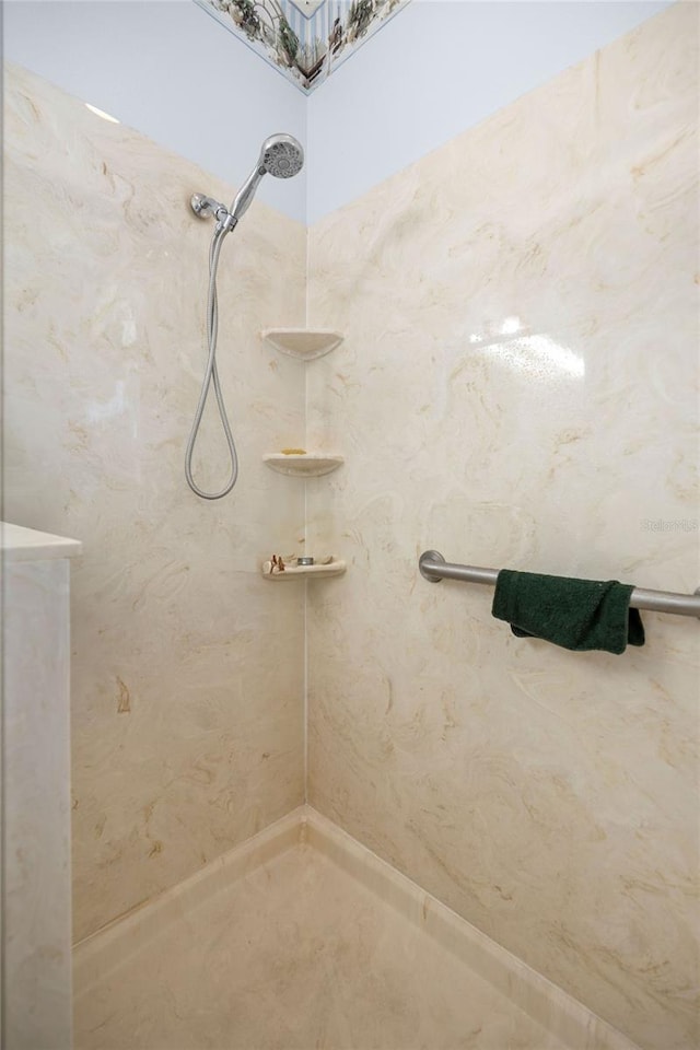 bathroom featuring tiled shower