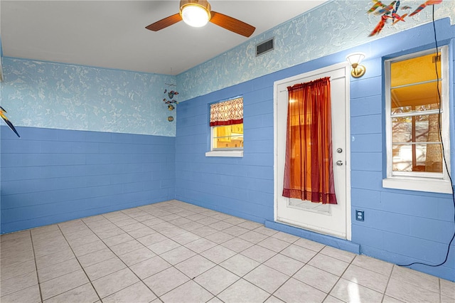 empty room featuring ceiling fan