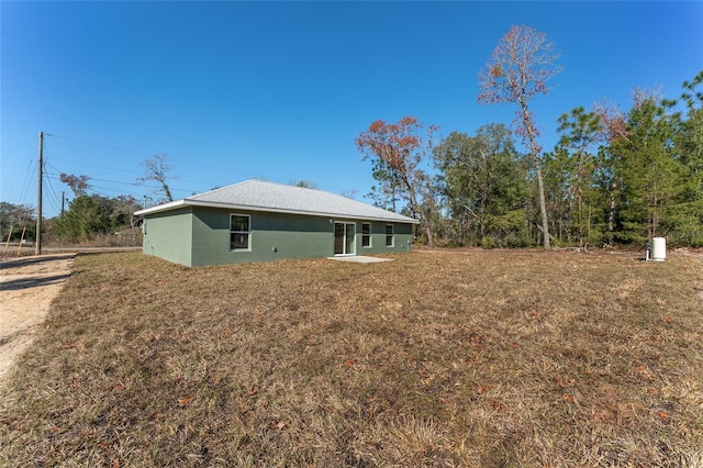 view of side of property featuring a yard