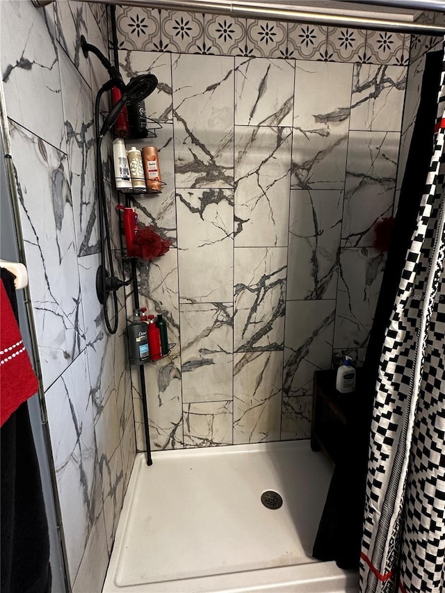 bathroom featuring a tile shower