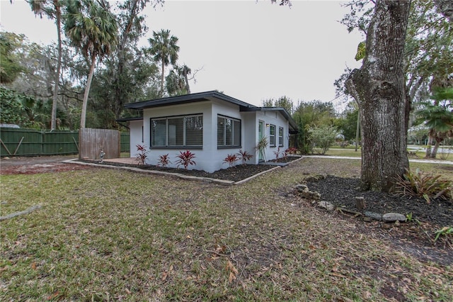 view of front of property with a front yard