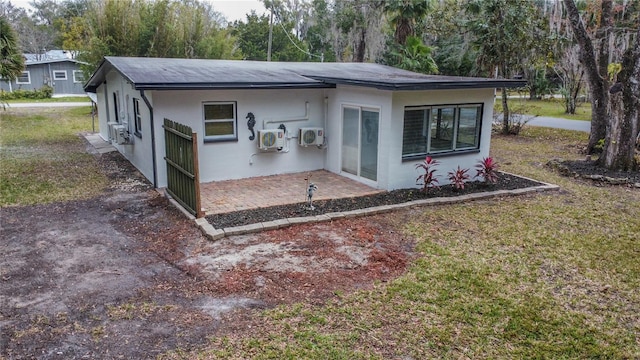 back of house featuring a yard