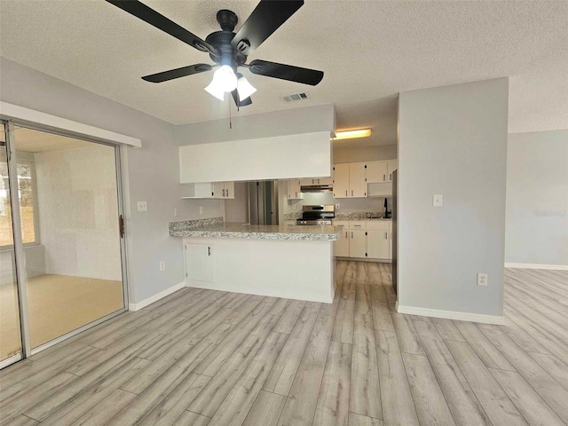 kitchen with kitchen peninsula, light hardwood / wood-style flooring, stainless steel electric stove, white cabinetry, and ceiling fan