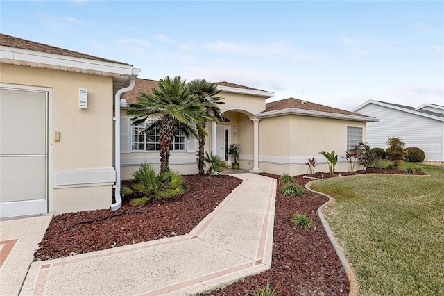 view of front facade featuring a front lawn