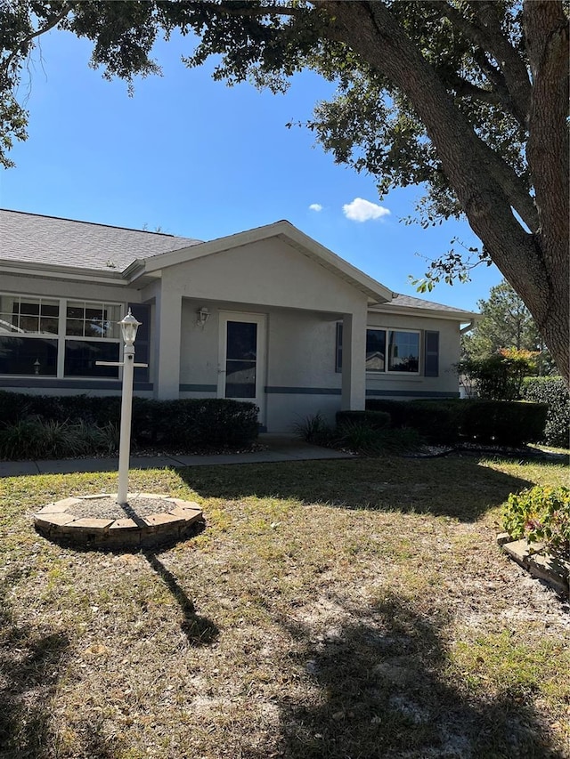 single story home with a front yard