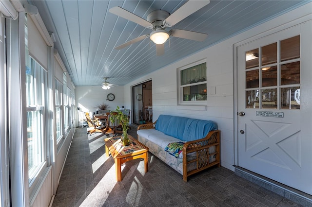 sunroom with ceiling fan