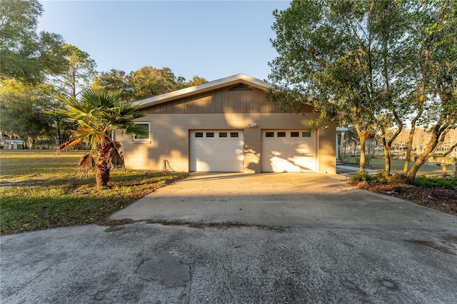 view of front facade featuring a garage