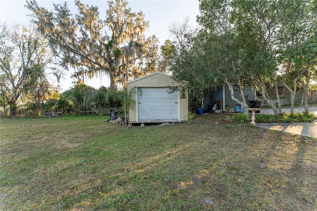 view of yard featuring a storage unit