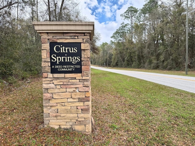 community sign with a lawn