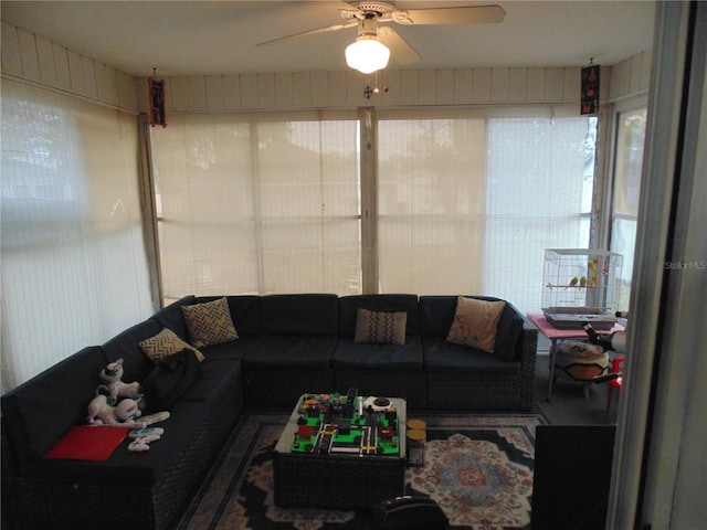 sunroom with ceiling fan