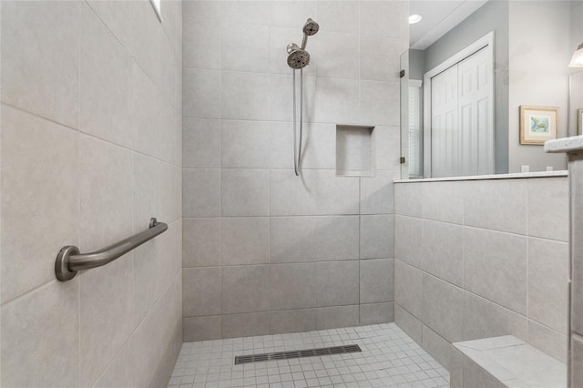 bathroom featuring a tile shower