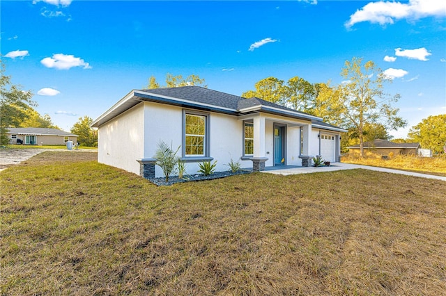 view of front of home featuring a front lawn and a garage