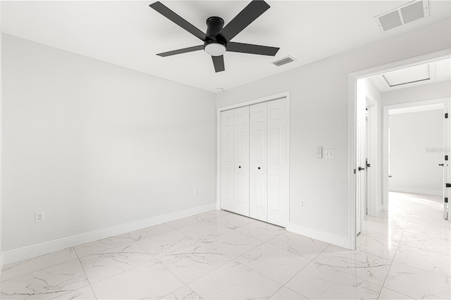 unfurnished bedroom featuring ceiling fan and a closet