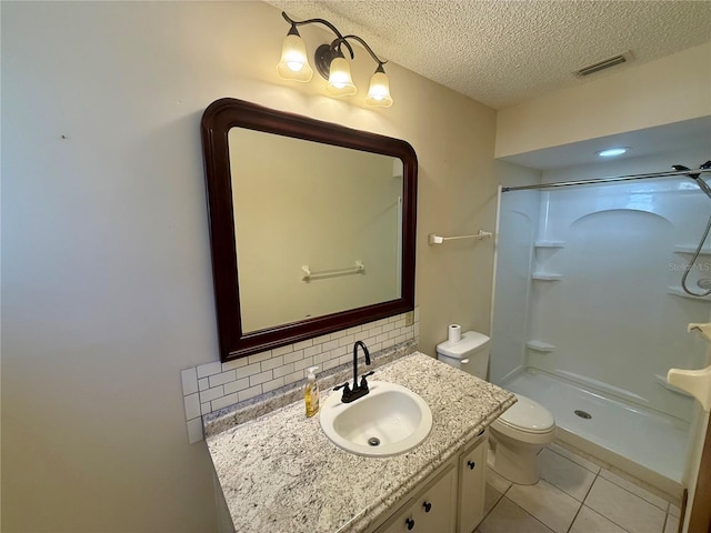 full bath featuring visible vents, toilet, walk in shower, a textured ceiling, and backsplash