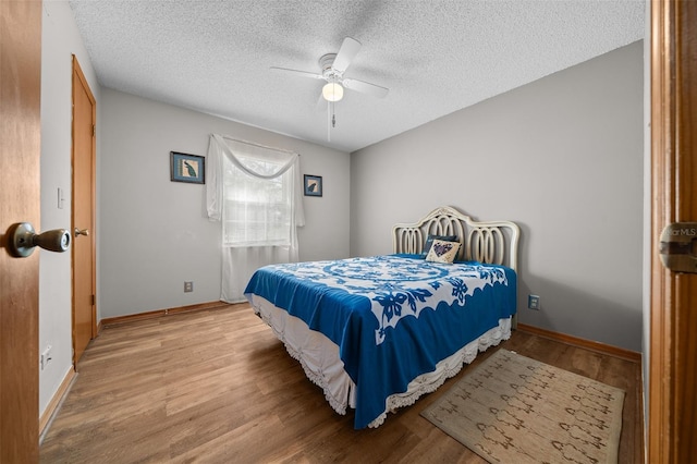 bedroom featuring a textured ceiling, light hardwood / wood-style floors, and ceiling fan