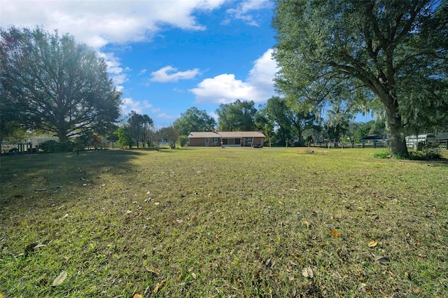 view of yard featuring a rural view