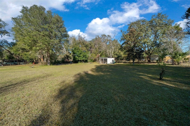 view of yard featuring an outbuilding