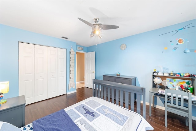 bedroom with ceiling fan, dark wood-type flooring, and a closet