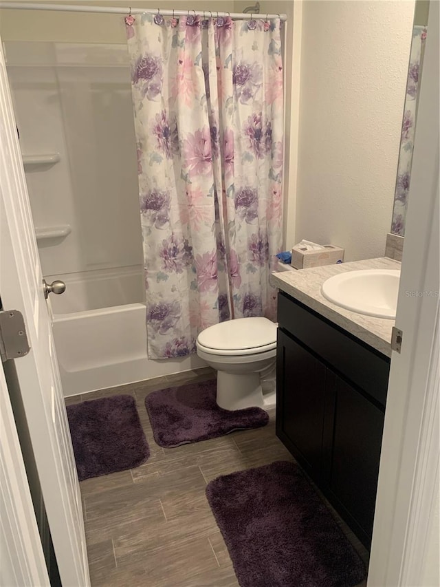 full bathroom featuring vanity, toilet, and shower / bath combo