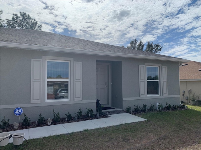 view of front of house with a front lawn