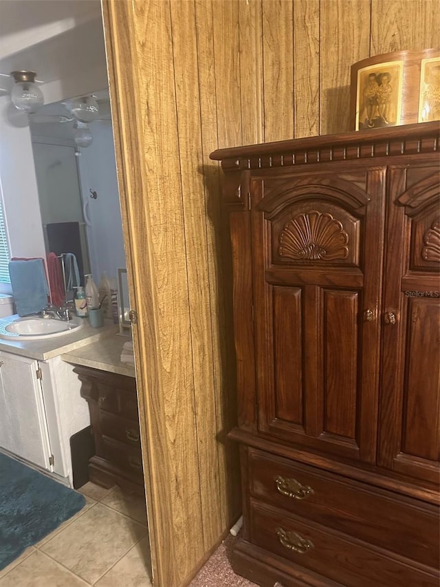 480 NE 64th Ave, Ocala, FL 34470 - detailed view of a sink and wood walls