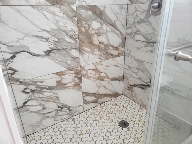 bathroom featuring a tile shower