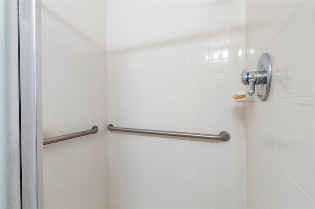 bathroom featuring a tile shower