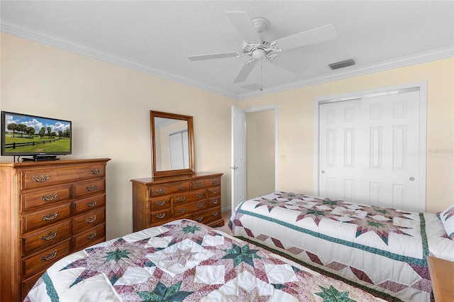 bedroom with crown molding, a closet, and ceiling fan