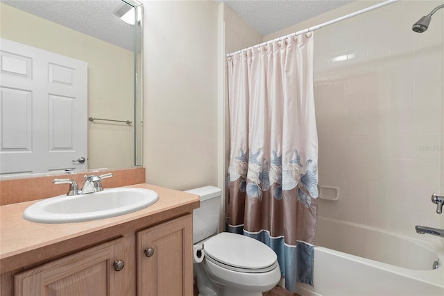 full bathroom featuring shower / bath combo with shower curtain, vanity, toilet, and a textured ceiling