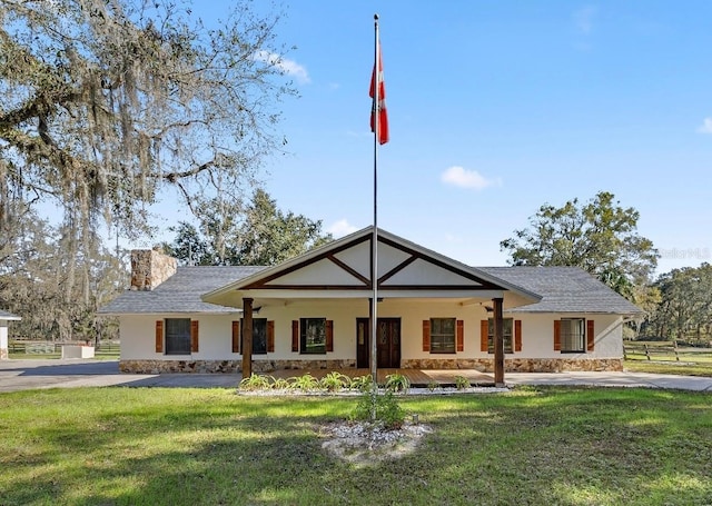 view of front facade featuring a front yard and a porch