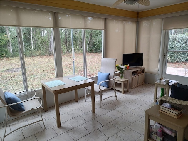 sunroom with ceiling fan