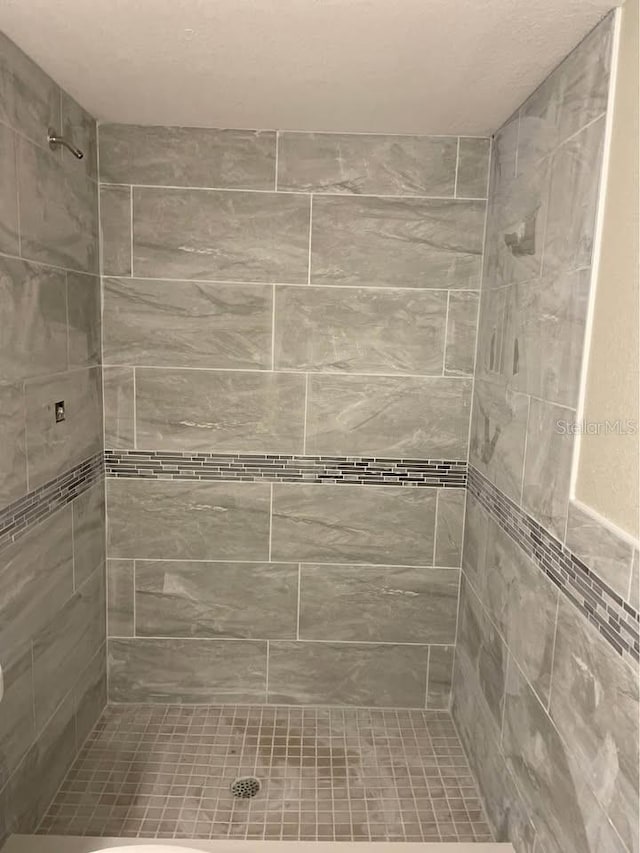 bathroom featuring tiled shower