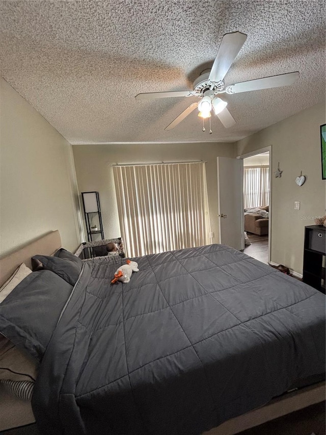 bedroom featuring ceiling fan and a textured ceiling