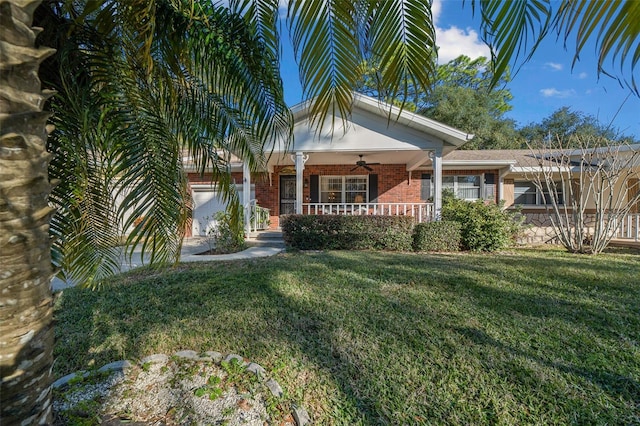 view of front facade featuring covered porch, ceiling fan, and a front lawn