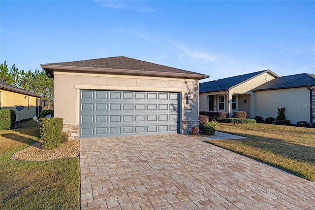 view of front facade featuring a front lawn and a garage