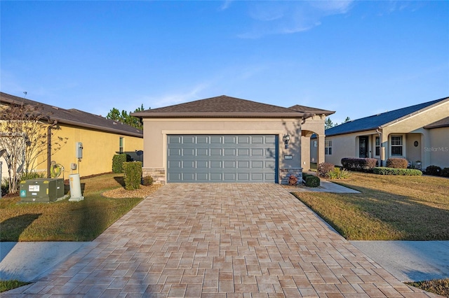 view of front of property featuring a front lawn and a garage