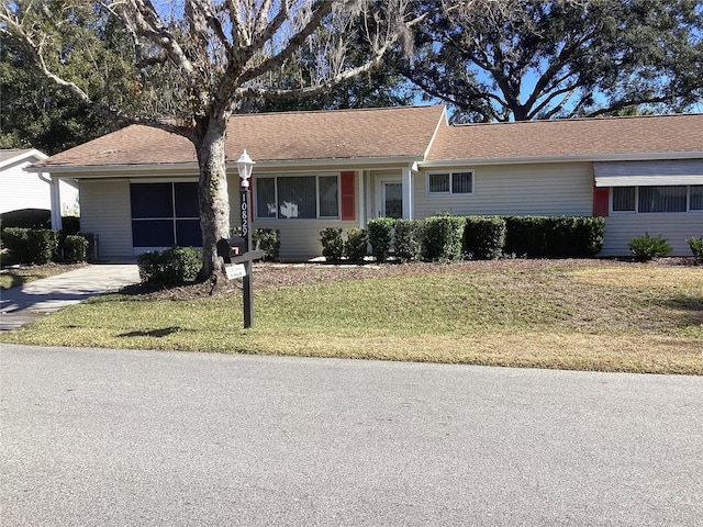 ranch-style home with a front yard