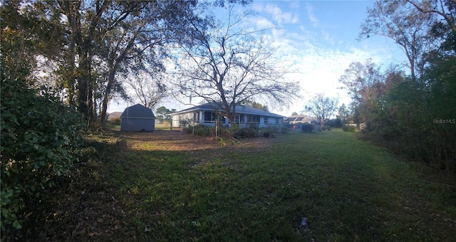 view of yard featuring a storage shed