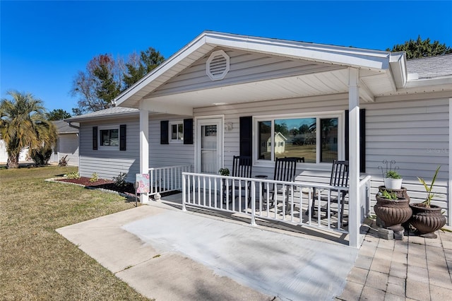 view of front facade with a front lawn and covered porch