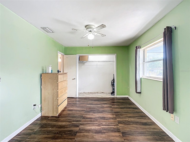 unfurnished bedroom with ceiling fan and a closet