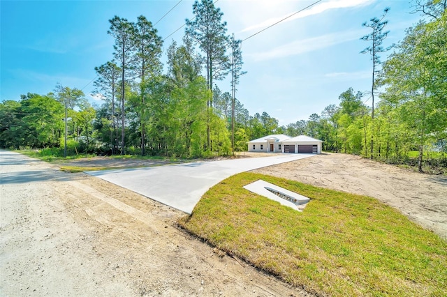 6877 SW 131st Cir, Ocala, FL 34481 - view of yard with driveway and a garage