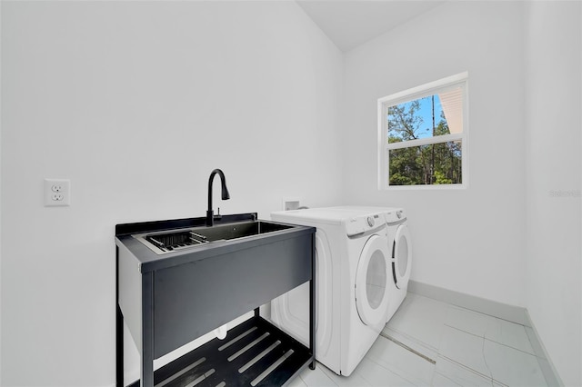 6877 SW 131st Cir, Ocala, FL 34481 - laundry area with baseboards and washer and dryer